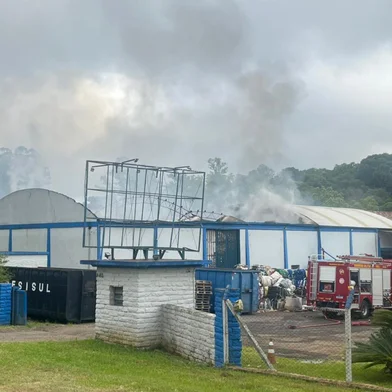 Um incêndio atingiu uma empresa de materiais recicláveis na RS-287, em Santa Cruz do Sul.<!-- NICAID(16180006) -->