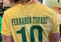 Com camisa 10 de Fernanda Torres, brasileiros fazem clima de Copa do Mundo em Los Angeles