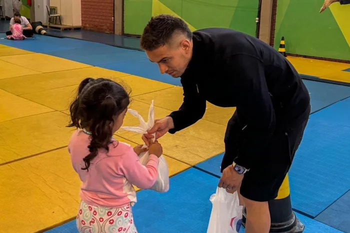 Borré distribuiu kits com doces para as crianças no Cete.