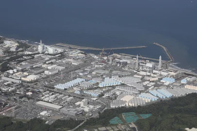 This aerial picture shows storage tanks (bottom) used for storing treated water at TEPCO's crippled Fukushima Daiichi Nuclear Power Plant in Okuma, Fukushima prefecture on August 24, 2023. Japan began releasing wastewater from the crippled Fukushima nuclear plant into the Pacific Ocean on August 24 despite angry opposition from China and local fishermen. (Photo by JIJI PRESS / AFP) / Japan OUTEditoria: ENVLocal: OkumaIndexador: STRSecao: environmental politicsFonte: JIJI PRESSFotógrafo: STR<!-- NICAID(15518909) -->
