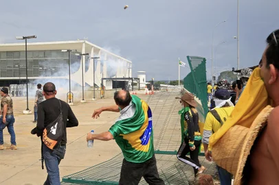 Supporters of Brazilian former President Jair Bolsonaro clash with riot police at Planalto Presidential Palace in Brasilia on January 8, 2023. - Hundreds of supporters of Brazil's far-right ex-president Jair Bolsonaro broke through police barricades and stormed into Congress, the presidential palace and the Supreme Court Sunday, in a dramatic protest against President Luiz Inacio Lula da Silva's inauguration last week. (Photo by Sergio Lima / AFP)Editoria: WARLocal: BrasíliaIndexador: SERGIO LIMASecao: demonstrationFonte: AFPFotógrafo: STR<!-- NICAID(15315545) -->