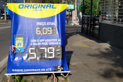 Gasolina baixa ainda mais em Caxias do Sul e pode ser encontrada a R$ 5,79 em preço promocional. Na foto, posto Pedrotti, na avenida Rio Branco, próximo ao quartel<!-- NICAID(15144683) -->