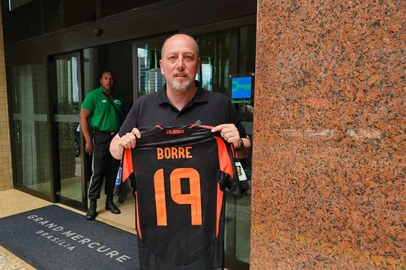 alessandro barcelos com camisa do inter<!-- NICAID(15999686) -->