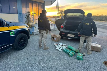 PRF prende quatro pessoas com quase 50 quilos de drogas na BR-153, em Bagé