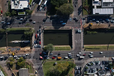 Porto Alegre, RS, Brasil – Equipes trabalham nas obras de revitalização das ciclovias que margeiam o Arroio Dilúvio, na Avenida Ipiranga, nas proximidades da esquina com a Rua Silva Só. A intervenção se faz necessária devido às más condições da pista, que apresenta afundamentos e trechos cedendo, comprometendo a segurança de ciclistas e pedestres. As obras integram o projeto de requalificação da infraestrutura cicloviária da capital.<!-- NICAID(16073296) -->