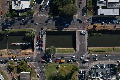 Porto Alegre, RS, Brasil – Equipes trabalham nas obras de revitalização das ciclovias que margeiam o Arroio Dilúvio, na Avenida Ipiranga, nas proximidades da esquina com a Rua Silva Só. A intervenção se faz necessária devido às más condições da pista, que apresenta afundamentos e trechos cedendo, comprometendo a segurança de ciclistas e pedestres. As obras integram o projeto de requalificação da infraestrutura cicloviária da capital.<!-- NICAID(16073296) -->
