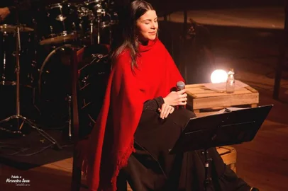 Tatiéli Bueno apresenta tributo a Mercedes Sosa<!-- NICAID(15553791) -->