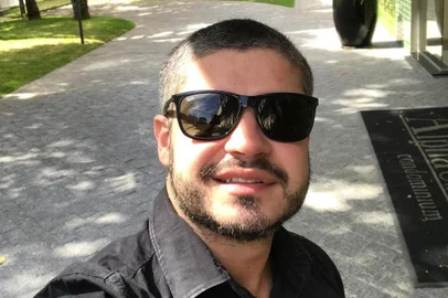 'Amigo' dos famosos: quem é Pinguim, acusado de dar golpe em fãs do RBD?<!-- NICAID(15595713) -->