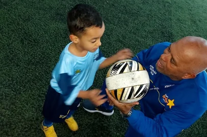 Projeto Brilhar / Divulgação Ex-atleta do Juventude, Manoel Ferreira comanda o Projeto Brilhar com mais de 70 crianças em Caxias do Sul.<!-- NICAID(16160476) -->