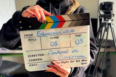 Ana Júlia Griguol / RBS TV Escola de Cinema Educavídeo completa 15 anos e inspira adolescentes a transformar paixão em profissão.Quem estreia o tapete vermelho do Festival de Cinema de Gramado são estudantes da Escola de Cinema Educavídeo, que completa 15 anos em 2026. O programa, promovido pela Prefeitura de Gramado, oferece formação gratuita em cinema para estudantes da rede pública e é durante o festival, que os alunos presentam produções desenvolvidas ao longo do curso.Atualmente, 130 alunos, com idade a partir dos 12 anos, frequentam a escola. Eles participam de aulas de roteiro, operação de câmera, captação de som, edição e atuação. O estudante Henrique de Oliveira Madruga, de 15 anos, acompanha o projeto desde as primeiras etapas de formação. Segundo ele, a experiência permitiu conhecer diferentes áreas da produção audiovisual.<!-- NICAID(16344685) -->
