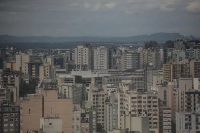 PORTO ALEGRE, RS, BRASIL - 2019.01.16 - Vista de cima da cidade de Porto Alegre, com bairros e prédios. Foto para ilustrar matérias sobre valores médios de IPTU da cidade. (Foto: ANDRÉ ÁVILA/ Agência RBS)Indexador: Andre Avila<!-- NICAID(13918549) -->