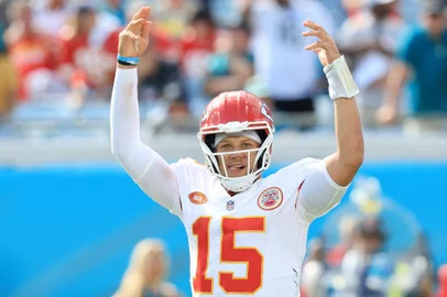 Kansas City Chiefs v Jacksonville JaguarsJACKSONVILLE, FLORIDA - SEPTEMBER 17: Patrick Mahomes #15 of the Kansas City Chiefs reacts to a play against the Jacksonville Jaguars at EverBank Stadium on September 17, 2023 in Jacksonville, Florida.   Sam Greenwood/Getty Images/AFP (Photo by SAM GREENWOOD / GETTY IMAGES NORTH AMERICA / Getty Images via AFP)Editoria: SPOLocal: JacksonvilleIndexador: SAM GREENWOODSecao: American footballFonte: GETTY IMAGES NORTH AMERICAFotógrafo: CONTRIBUTOR<!-- NICAID(15543961) -->