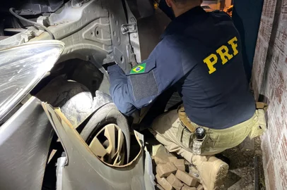 Duas pessoas são presas com 15 quilos de pasta base de cocaína dentro de carro em Santa Maria<!-- NICAID(15924880) -->