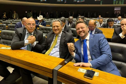 É um dos clichês do jornalismo dizer que “uma foto vale mais do que mil palavras”. Uma foto do presidente do PL, Giovani Cherini, com os deputados Osmar Terra (MDB) e Maurício Marcon (Podemos) é o sinal de que os três estarão juntos em 2026. Cherini confirmou à coluna que Terra e Marcon entrarão no PL em março de 2026, na janela em que parlamentares podem trocar de partido sem risco de perder o mandato.  <!-- NICAID(15938510) -->