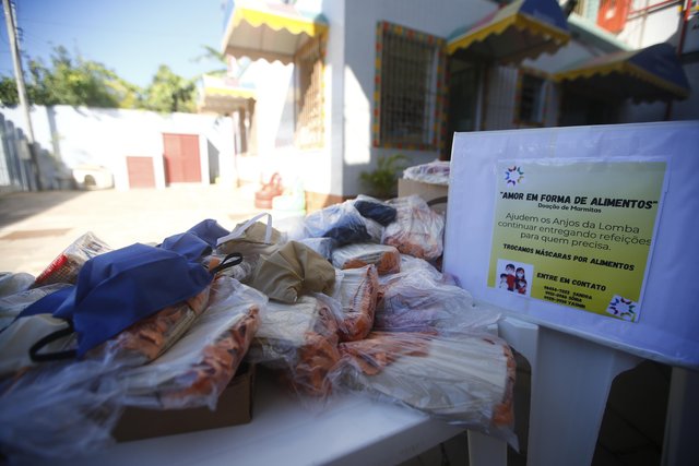 PORTO ALEGRE, RS, BRASIL, 18/05/2021- Grupo troca máscaras por alimentos para doação. Foto: Félix Zucco  / Agencia RBS<!-- NICAID(14786085) -->