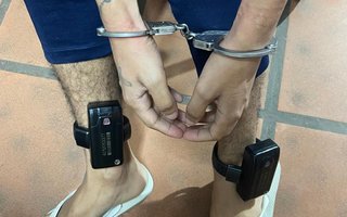 Cinco pessoas foram presas na manhã desta terça-feira (21) em uma operação contra um esquema de roubos de celulares em Porto Alegre. Segundo a investigação, os alvos são responsáveis por ao menos 10 crimes registrados em agosto e setembro no bairro Restinga, na Zona Sul. Entre os detidos está um homem que era monitorado por duas tornozeleiras eletrônicas.<!-- NICAID(16150479) -->