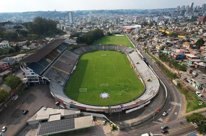 CAXIAS DO SUL, RS, BRASIL, 23/08/2023. Estádio Francisco Stédile, o estádio Centenário, casa da SER Caxias. No sábado acontece o primeiro jogo das quartas de final da série D do Campeonato Brasileiro 2023. Vistas aéreas do estádio. (Porthus Junior/Agência RBS)<!-- NICAID(15518626) -->