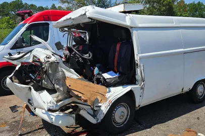 Motorista de Kombi fica gravemente ferido após colidir com carreta na BR-290 Eldorado do Sul <!-- NICAID(16239593) -->