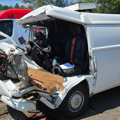 Motorista de Kombi fica gravemente ferido após colidir com carreta na BR-290 Eldorado do Sul <!-- NICAID(16239593) -->