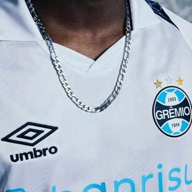 Umbro lança a nova camisa do Grêmio para 2024 - Foto: Umbro/Divulgação<!-- NICAID(15715901) -->
