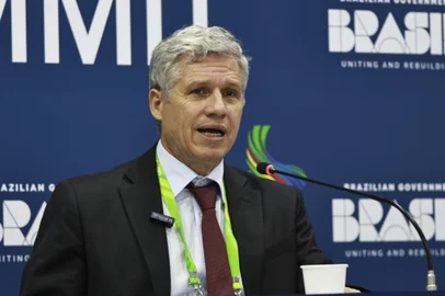 RJ - G20/BRASIL/ALIANÇA GLOBAL/FOME/COMBATE/TEIXEIRA - INTERNACIONAL - O ministro do Desenvolvimento Agrário e Agricultura Familiar, Paulo Teixeira, concede entrevista coletiva da Cúpula   dos Líderes do G20 na Sala de Imprensa do Vivo Rio, no Complexo do Museu de Arte Moderna (MAM), no centro do Rio de   Janeiro, nesta segunda-feira, 18 de novembro de 2024. Teixeira afirmou que o dia de hoje foi histórico, por ter   reunido diversas nações do planeta em torno do combate à fome. "Estamos vivendo um momento histórico, é um dia   histórico, o mundo falar em zerar a fome", declarou Teixeira a jornalistas, após participar do primeiro dia da   cúpula de líderes do G20, no Rio de Janeiro.   18/11/2024 - Foto: LECO VIANA/THENEWS2/ESTADÃO CONTEÚDO<!-- NICAID(15916194) -->