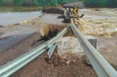 Ponte alternativa entre Lajeado e Arroio do Meio é bloqueada após elevação do Rio Forqueta<!-- NICAID(16009684) -->