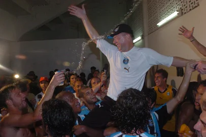 *** Grêmio na 1¼  5- Ricardo Duarte ***Festa de jogadores para comemorar o título da segunda divisão/técnico Mano Menezes (camisa branca)<!-- NICAID(1732499) -->