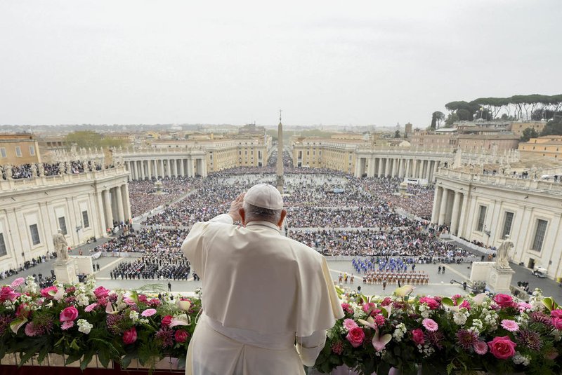 This photo taken and handout on March 31, 2024 by The Vatican Media shows Pope Francis during the Easter 'Urbi et Orbi' message and blessing to the City and the World from the central loggia of St Peter's basilica in The Vatican. (Photo by Handout / VATICAN MEDIA / AFP) / RESTRICTED TO EDITORIAL USE - MANDATORY CREDIT "AFP PHOTO / VATICAN MEDIA" - NO MARKETING - NO ADVERTISING CAMPAIGNS - DISTRIBUTED AS A SERVICE TO CLIENTS<!-- NICAID(15721414) -->