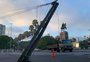 Poste de madeira inclina e corre risco de cair no bairro Santana, em Porto Alegre