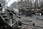 Militares ucranianos caminham perto de tanques russos destruídos na vila de Dmytrivka, a oeste de Kiev, em 2 de abril de 2022.<!-- NICAID(15132795) -->