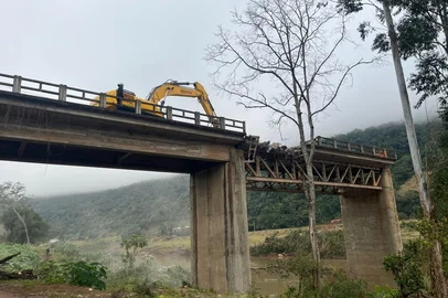 Começam as obras para construção da nova ponte entre Santa Tereza e São Valentim do SulUma obra aguardada pela comunidade há quase dois anos começou a sair do papel nesta semana. O governo do Estado iniciou os trabalhos para a construção da nova ponte entre Santa Tereza e São Valentim do Sul, na RS-431. A estrutura, que ficava na localidade de Santa Bárbara, sobre o Rio Taquari, foi levada pela enchente de setembro de 2023.<!-- NICAID(16076000) -->