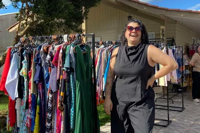Brechó de Garagem em Passo Fundo atrai centenas de pessoas em busca de peças baratas e vintage<!-- NICAID(16024423) -->