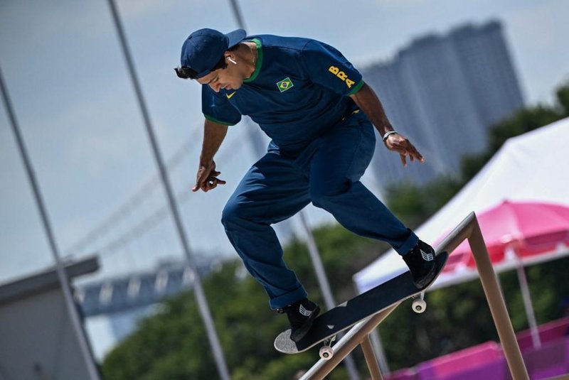 Brazil's Kelvin Hoefler competes in the men's street final during the Tokyo 2020 Olympic Games at Ariake Sports Park Skateboarding in Tokyo on July 25, 2021. (Photo by Jeff PACHOUD / AFP)<!-- NICAID(14844047) -->