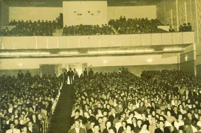 Fotos sobre a história do cinema em Carazinho, no norte do Estado.Essas e outras fotos farão parte de um documentário sobre a história do Cine Brasília, cujo lançamento está previsto para o segundo semestre de 2012. As fotos são da família Simon, idealizadora dos cinemas na cidade.Crédito: Arquivo Pessoal.<!-- NICAID(7710703) -->