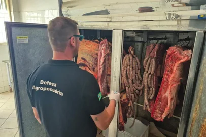 Nesta quarta-feira, 17 de setembro, a Força-Tarefa do Programa Segurança dos Alimentos realizou uma operação de fiscalização em três estabelecimentos de São Pedro do Sul, resultando na apreensão de aproximadamente 2 toneladas de produtos impróprios para o consumo. Os locais fiscalizados foram um açougue, uma agroindústria e uma loja de produtos coloniais.<!-- NICAID(16127111) -->