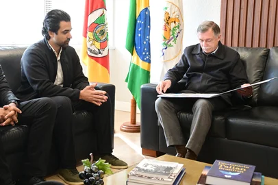 O Prefeito Adiló Didomenico recebeu nesta terça-feira (05/08), em seu gabinete, os representantes do Consórcio Jope ISB, de Belo Horizonte, vencedor do leilão da PPP da Educação Infantil para a construção de 31 novas escolas no município, Ruz Gonzalez, João Mário Martins, Thais Caroline Borges e Bruno Siqueira.  Na ocasião, o Consórcio Jope ISB entregou ao Prefeito o estudo preliminar de arquitetura das escolas. Também participaram do encontro o Vice-Prefeito Edson Néspolo, a secretária da Educação (SMED), Marta Fatori, o secretário de Planejamento e Parcerias Estratégicas (SEPLAN), Marcus Caberlon, o secretário adjunto da SEPLAN, Antônio Feldmann, e a titular de gestão de projetos de concessão e PPPs da SEPLAN, Jéssica Marchioretto.<!-- NICAID(16094833) -->