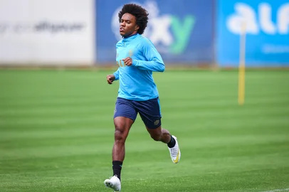 RS - FUTEBOL/ TREINO GREMIO 2025 - ESPORTES - Jogadores do Gremio realizam treino tÃ©cnico durante a manha deste sabado, no CT Luiz Carvalho, na preparaÃ§Ã£o para a partida valida pelo Campeonato Brasileiro 2025. Willian FOTO: LUCAS UEBEL/GREMIO FBPA<!-- NICAID(16118553) -->