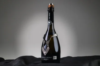 Casa Perini lança espumante Dona Carmo em homenagem a mtriarca da vinícola Maria Do Carmo Onzi Perini. O espumante possui adorno de cristais Swarovski em sua garrafa e homenageia a sócia administradora da Casa Perini.<!-- NICAID(15880701) -->
