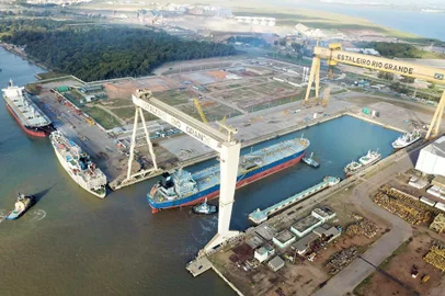 Chegada dos navios ao Estaleiro de Rio Grande, administrados pela empresa Ecovix - Foto: Paulo Serrano/Divulgação<!-- NICAID(15393252) -->