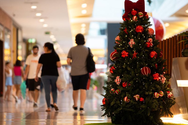 PORTO ALEGRE, RS, BRASIL, 18.12.2023: vendas de Natal em shopping Center da capital. FOTO: CAMILA HERMES, AGÊNCIA RBS<!-- NICAID(15629481) -->