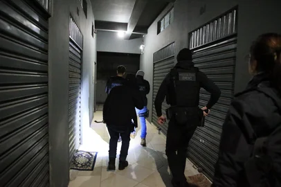 RS, BRASIL, 01-07-2025: Grupo criminoso furtava celulares e depois extorquia e ameaçava as vítimas. A polícia cumpre na manhã desta terça-feira (1º) seis mandados de busca e apreensão São Leopoldo e Colinas, além de dois de prisão preventiva em Pato Branco, no interior do Paraná. Investigação da Delegacia de Investigações Cibernéticas Especiais do Departamento de Repressão aos Crimes Cibernéticos descobriu que ao menos 15 pessoas foram vítimas do mesmo tipo de crime por este grupo. Foto: Ronaldo Bernardi/Agência RBS<!-- NICAID(16070758) -->