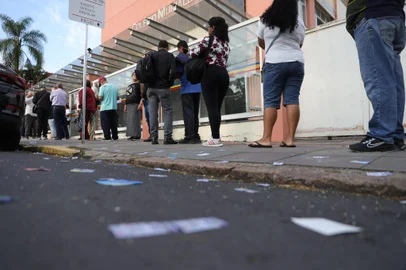 PORTO ALEGRE, RS, BRASIL - 06/10/2024 - Primeiras filas para início das eleições 2024. FOTO: JONATHAN HECKER, AGÊNCIA RBS<!-- NICAID(15883608) -->