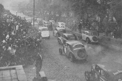 Corrida de carros em Porto Alegre, no Circuito do Parque Farroupilha, em 1953<!-- NICAID(15884850) -->