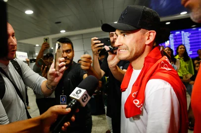 PORTO ALEGRE, RS - 06/04/2023 - Chegada do jogador do Sport Clube Internacional, Charles Aránguiz. FOTO: Jonathan Heckler, Agência RBS<!-- NICAID(15395800) -->