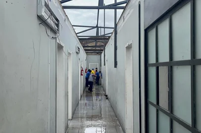 Para alguns funcionários do Palácio da Polícia de Porto Alegre, a manhã desta segunda-feira (22) foi dedicada à limpeza da água que alagava o prédio. Desde o terceiro andar, servidores empurravam o resto de chuva da última madrugada escada abaixo com rodos e vassouras.<!-- NICAID(16130254) -->