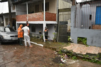 Pelo menos duas famílias já foram encaminhadas para abrigos provisórios em Veranópolis devido às fortes chuvas das últimas 48 horas. Também foram registrados chamados para verificação de residências, estradas e desobstrução de bueiros em diferentes pontos da cidade.<!-- NICAID(16063141) -->