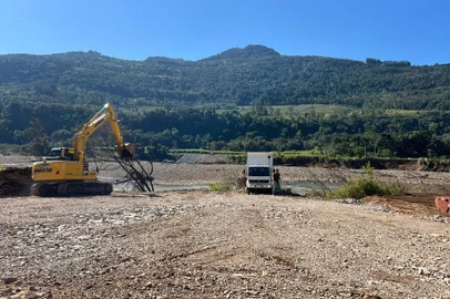 Obras da ponte provisória entre Caxias do Sul e Nova Petrópolis<!-- NICAID(15841448) -->