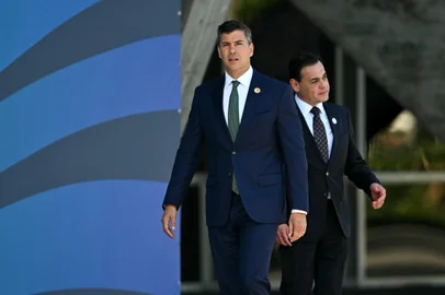 O presidente do Paraguai, Santiago Pena (E), é retratado diante da foto do grupo após a primeira sessão da Reunião de Líderes do G20 no Rio de Janeiro, Brasil, em 18 de novembro de 2024. (Foto de Mauro PIMENTEL / AFP)<!-- NICAID(15916351) -->