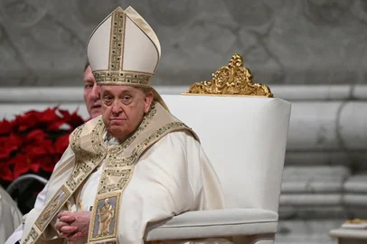 Pope Francis leaves at the end of the Christmas Eve mass at The St Peter's Basilica in the Vatican on December 24, 2024. Pope Francis marks Christmas Eve with a special ceremony launching Jubilee 2025, a year of Catholic celebrations set to draw more than 30 million pilgrims to Rome. Over the next 12 months, pilgrims will pass through the large and imposing bronze door, which is normally closed, by tradition benefiting from a "plenary indulgence", a type of forgiveness for their sins. (Photo by Tiziana FABI / AFP)Editoria: RELLocal: Vatican CityIndexador: TIZIANA FABISecao: popeFonte: AFPFotógrafo: STF<!-- NICAID(15941930) -->