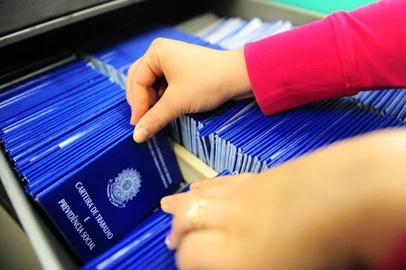CAXIAS DO SUL, RS, BRASIL, 25/01/2018. Aumentou a procura para a confecção da Carteira de Trabalho. Um dos principais motivos são os jovens que estão fazendo a sua primeira carteira. (Porthus Junior/Agência RBS)<!-- NICAID(13383231) -->